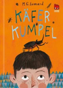 Titelseite des Buchs Käfer Kumpel. Ein imposanter Käfer befindet sich auf dem Kopf eines Jungen.